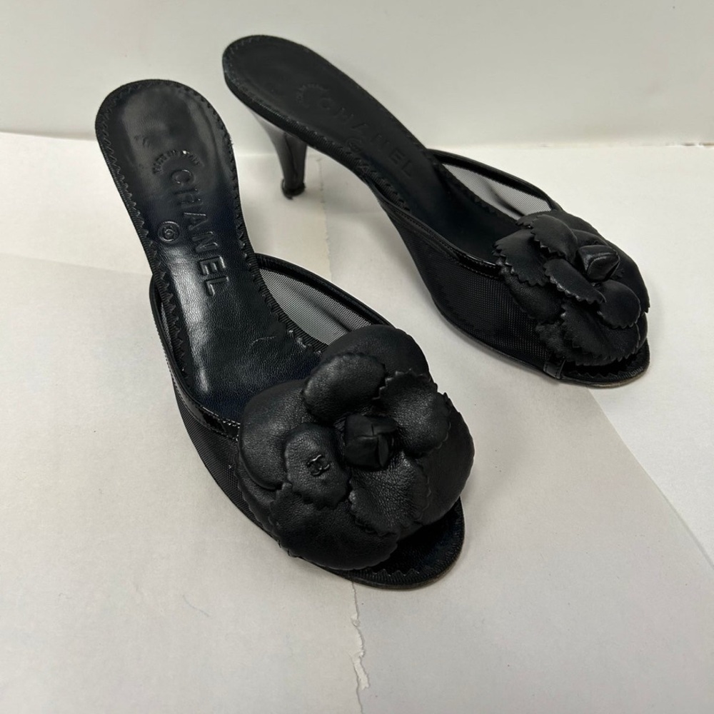 CHANEL Ladies Black Leather
Flower heels Sandals sz US 6.5 100% authentic